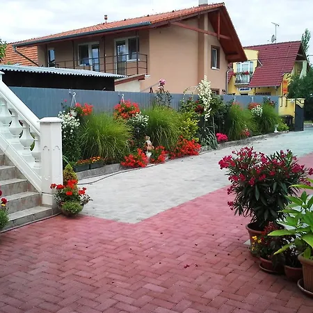 招待所 弗洛里达一室公寓旅馆 Štúrovo