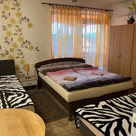 招待所 弗洛里达一室公寓旅馆 Štúrovo